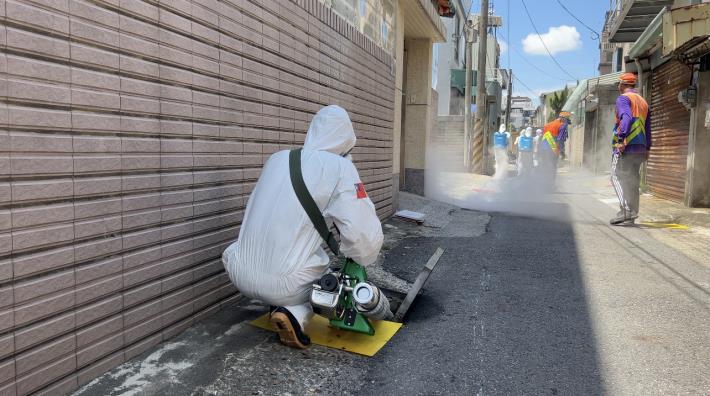 臺南建立登革熱清消防火牆！動員逾140人、10輛消毒車 面積...