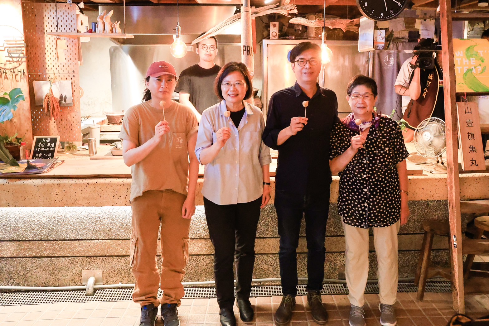 參訪高雄最美菜市場 蔡英文：年輕人在老市場築夢 多元風...