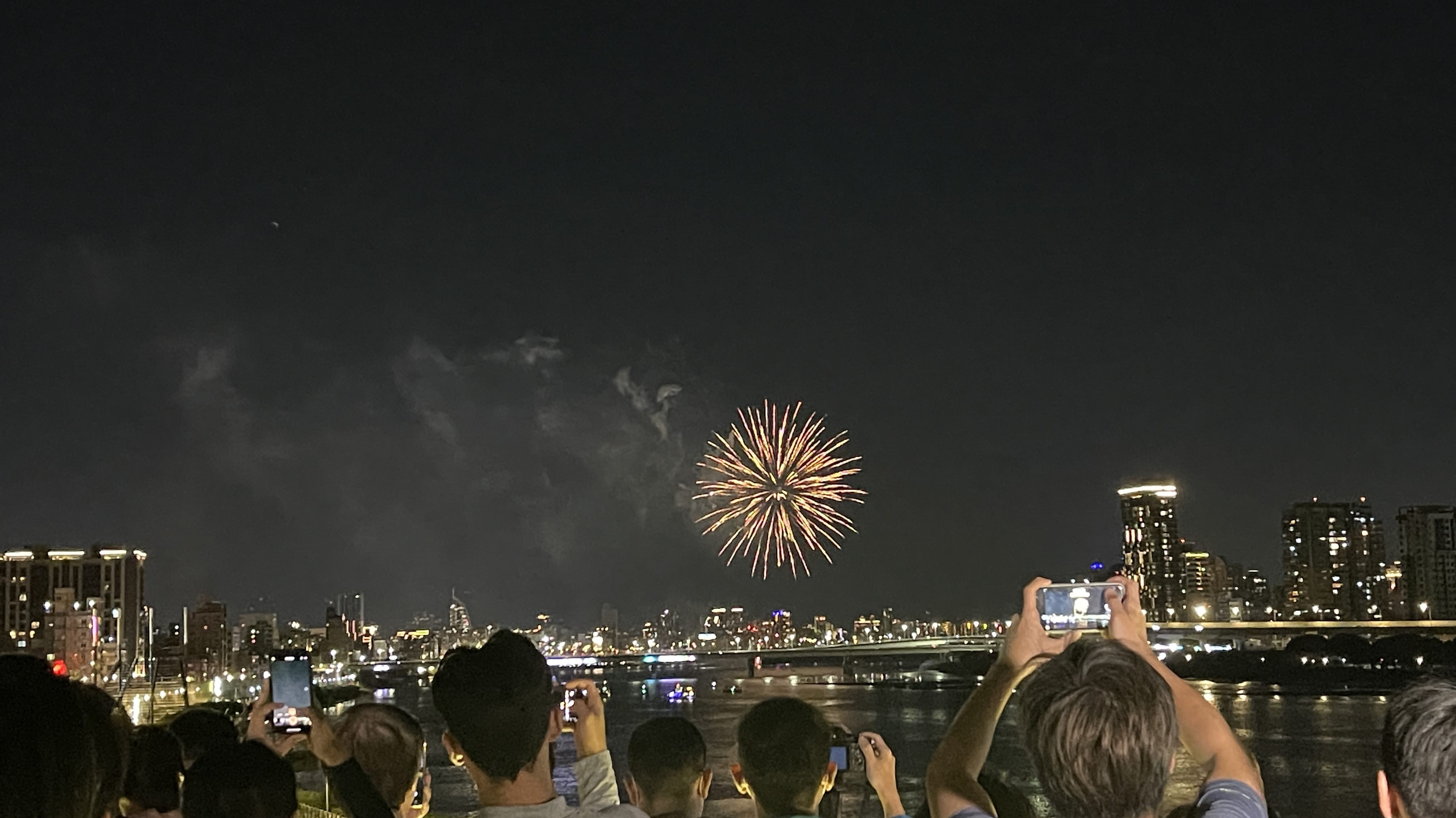 2023大稻埕夏日節煙火秀  周日接力照亮臺北夜空...