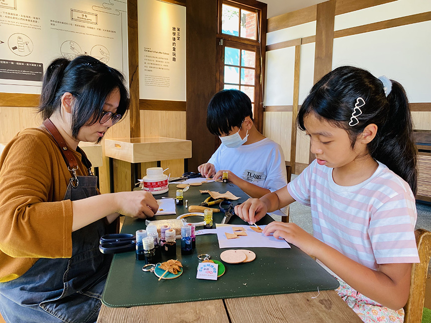 淡水古蹟博物館夏令營限量開搶  駐村藝術家「蝦捲」皮雕...