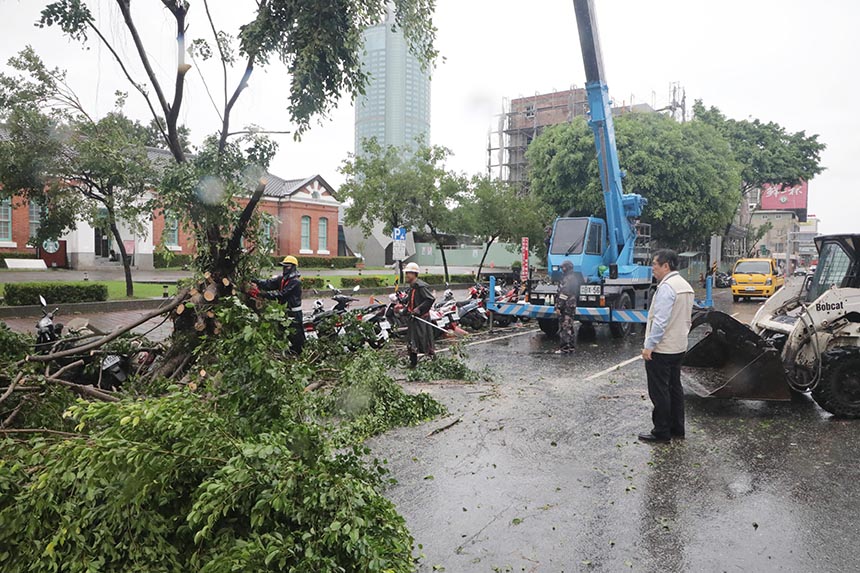 心繫杜蘇芮颱風影響  黃偉哲赴南市多地視察災情...