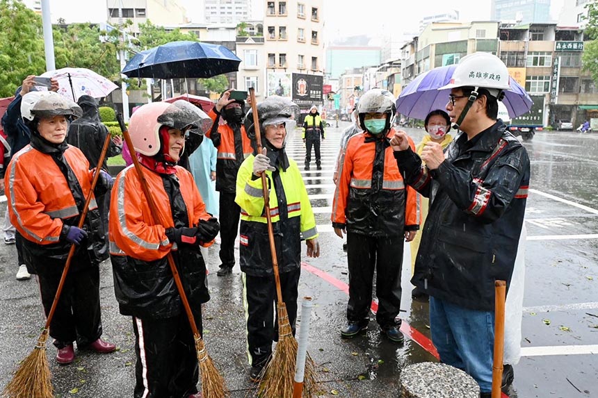 陳其邁慰勞第一線堅守同仁  感謝團隊風雨中努力恢復市容...