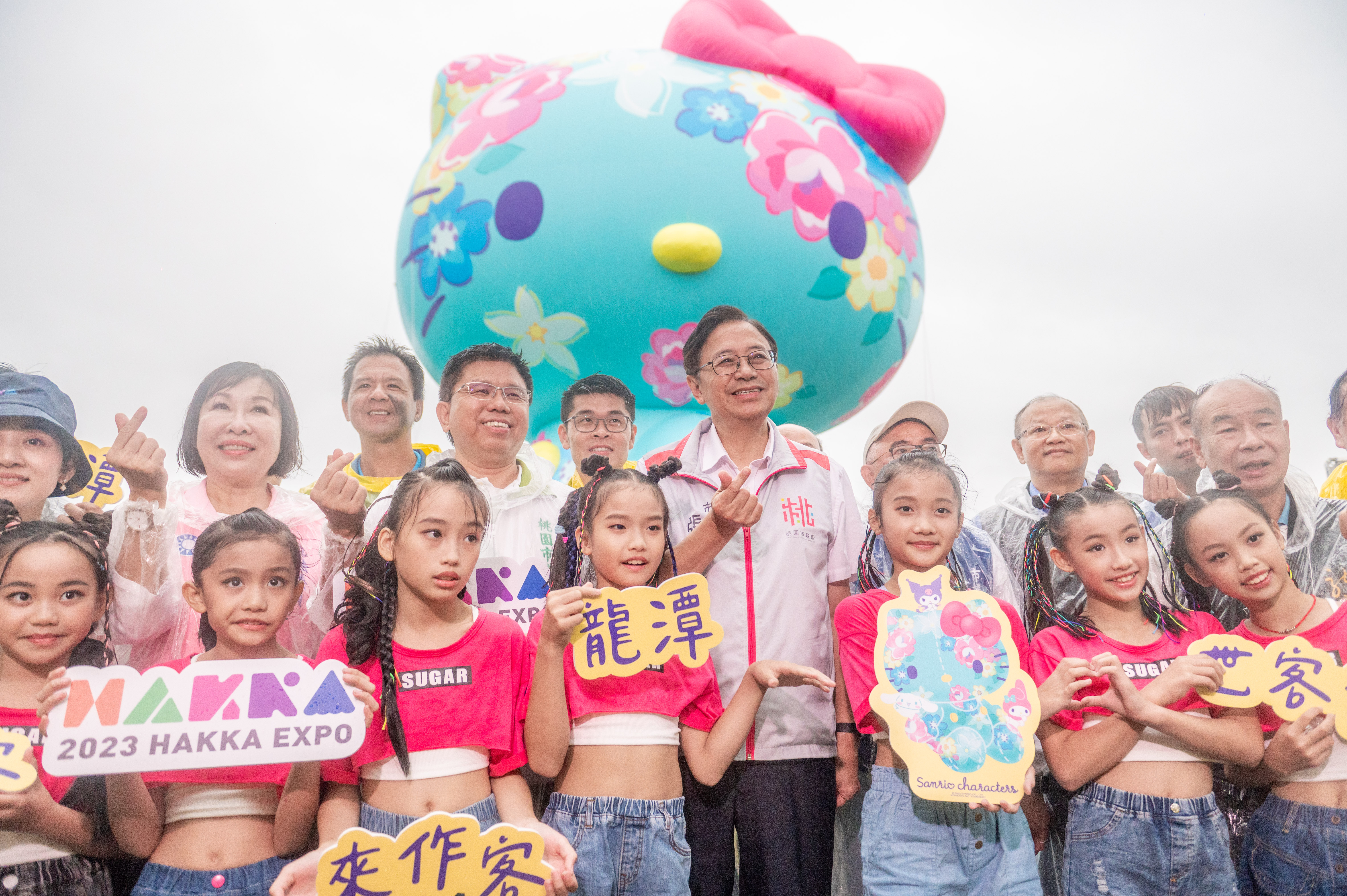 全台最大「客家藍衫Hello Kitty」亮相 展現藝術國際化...