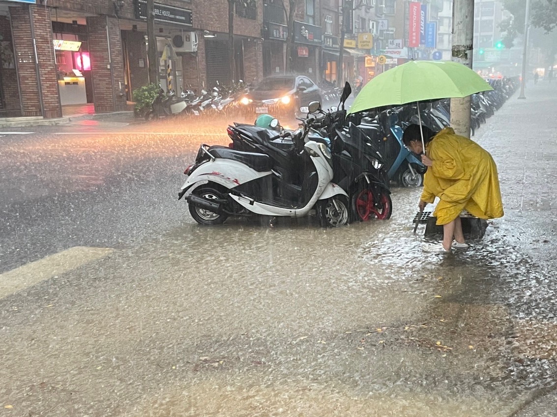 新北偵水志工隊  穿梭風雨為家鄉排水...