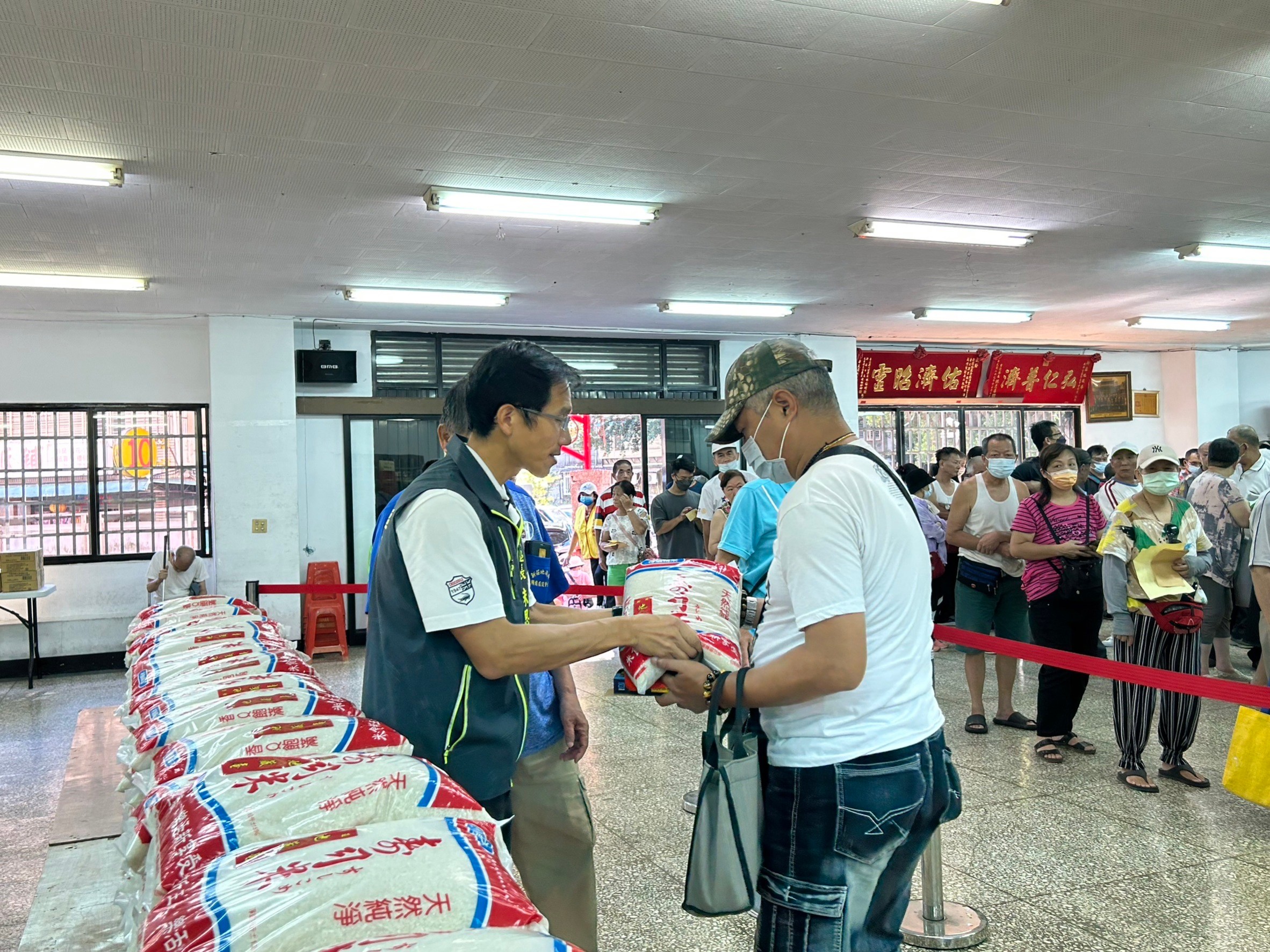 新莊地藏庵中秋節關懷弱勢活動  愛心團體湧入物資助力...