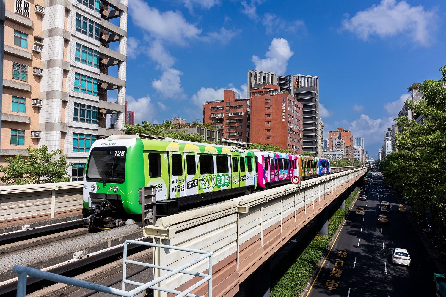 臺北捷運文湖線及淡水信義線  獨一無二的ESG彩繪列車...