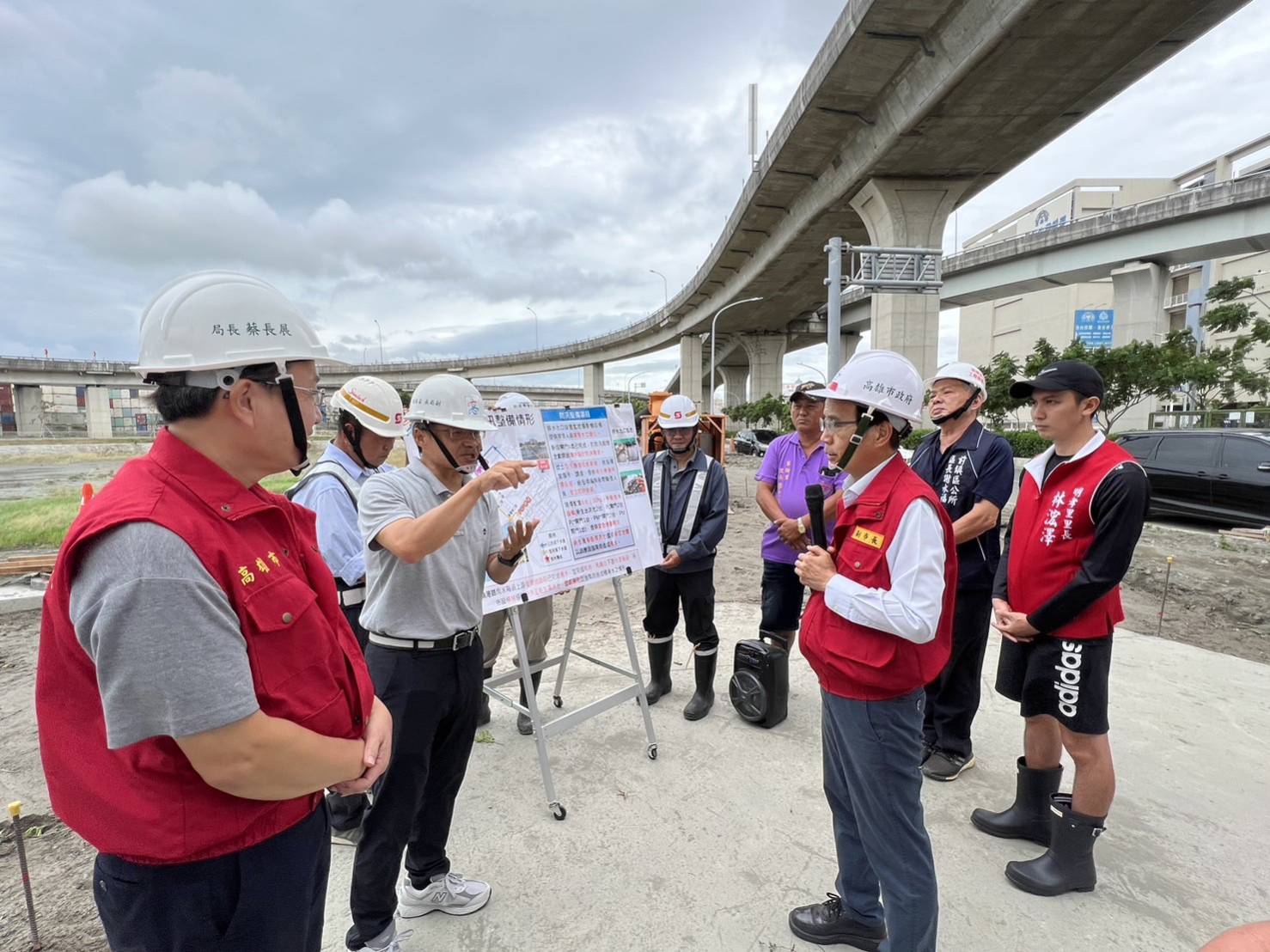 林欽榮副市長視察林園龍潭寺前閘門與前鎮漁港在建工程   加強防颱防汛整備工作