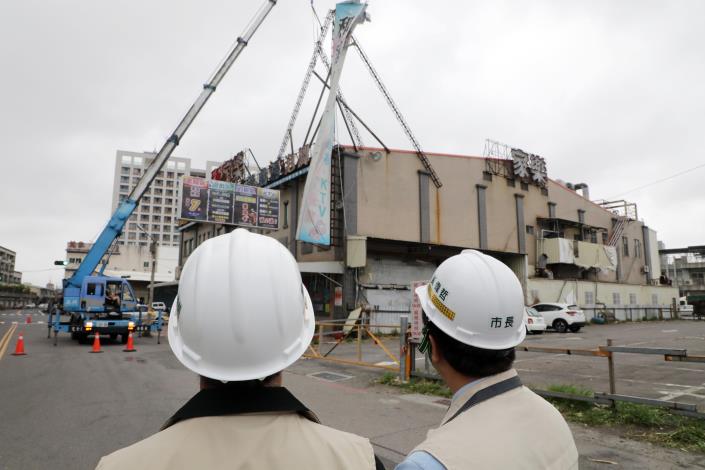 黃偉哲市長視察中西區大樓磁磚掉落及北區危險招牌...