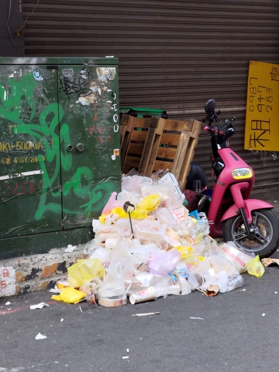 要讓觀光客看這種山嗎    民代促市府助清運逢甲垃圾...