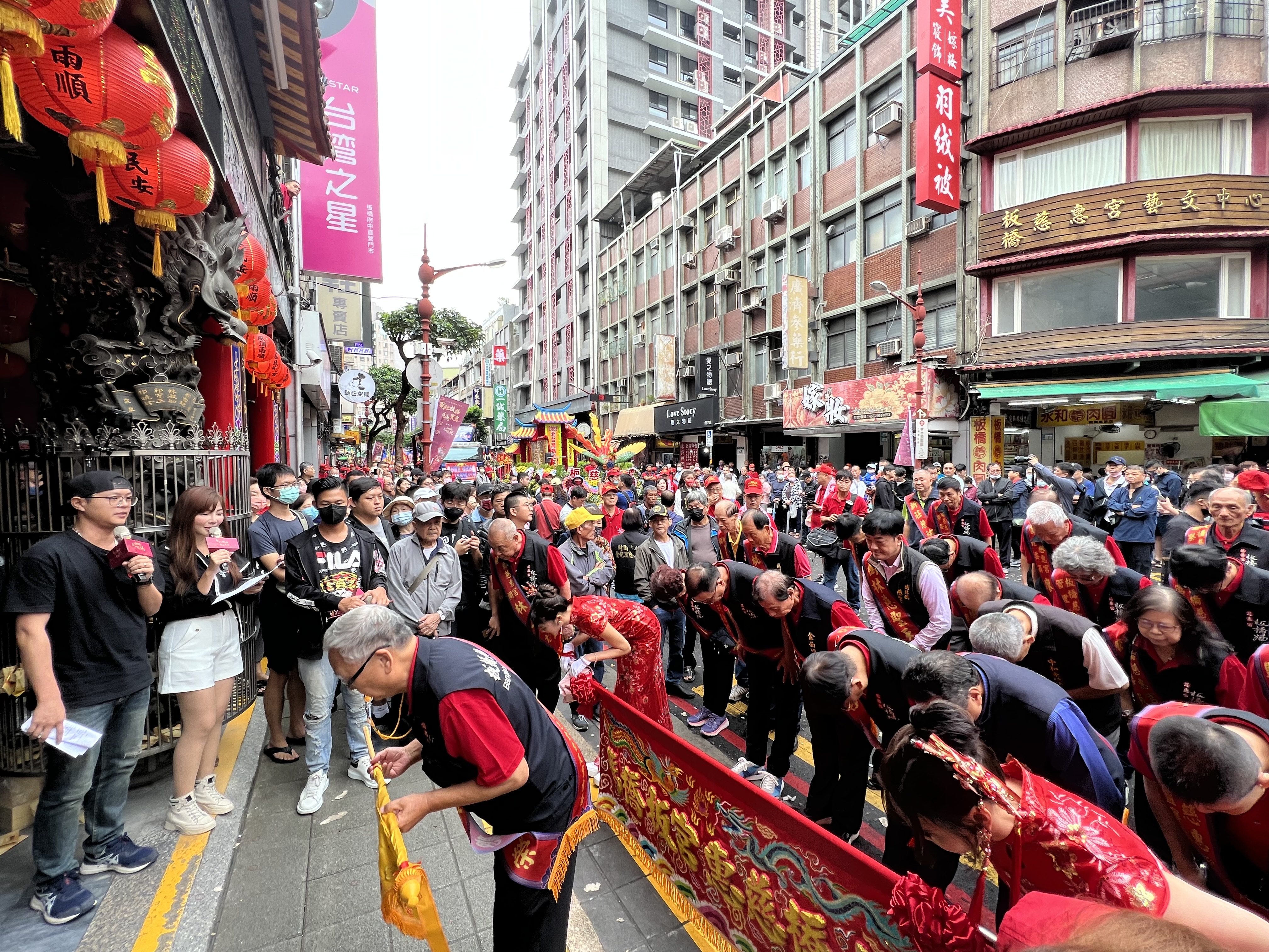 2023北臺灣媽祖文化節60神尊踩街巡安 府中廣場湧人潮鑽轎腳...