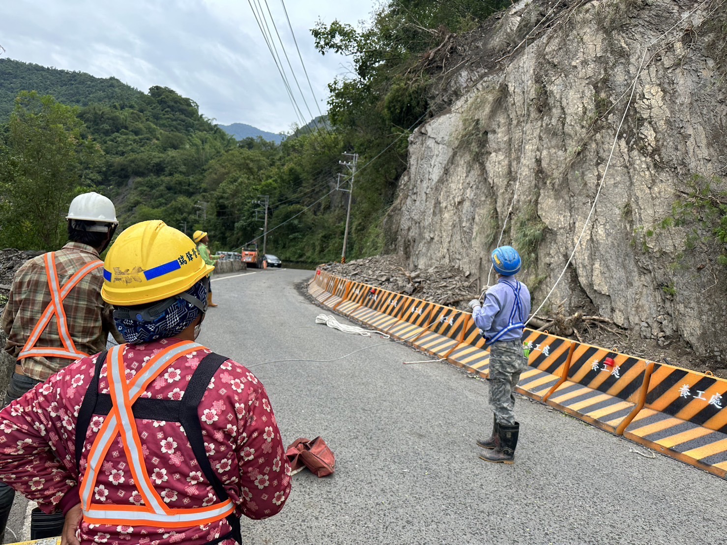 六龜區高133線邊坡整修 「蜘蛛人」崖上守護用路安全