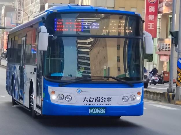 台南電動公車上路  電動化服務班次加密為100班...