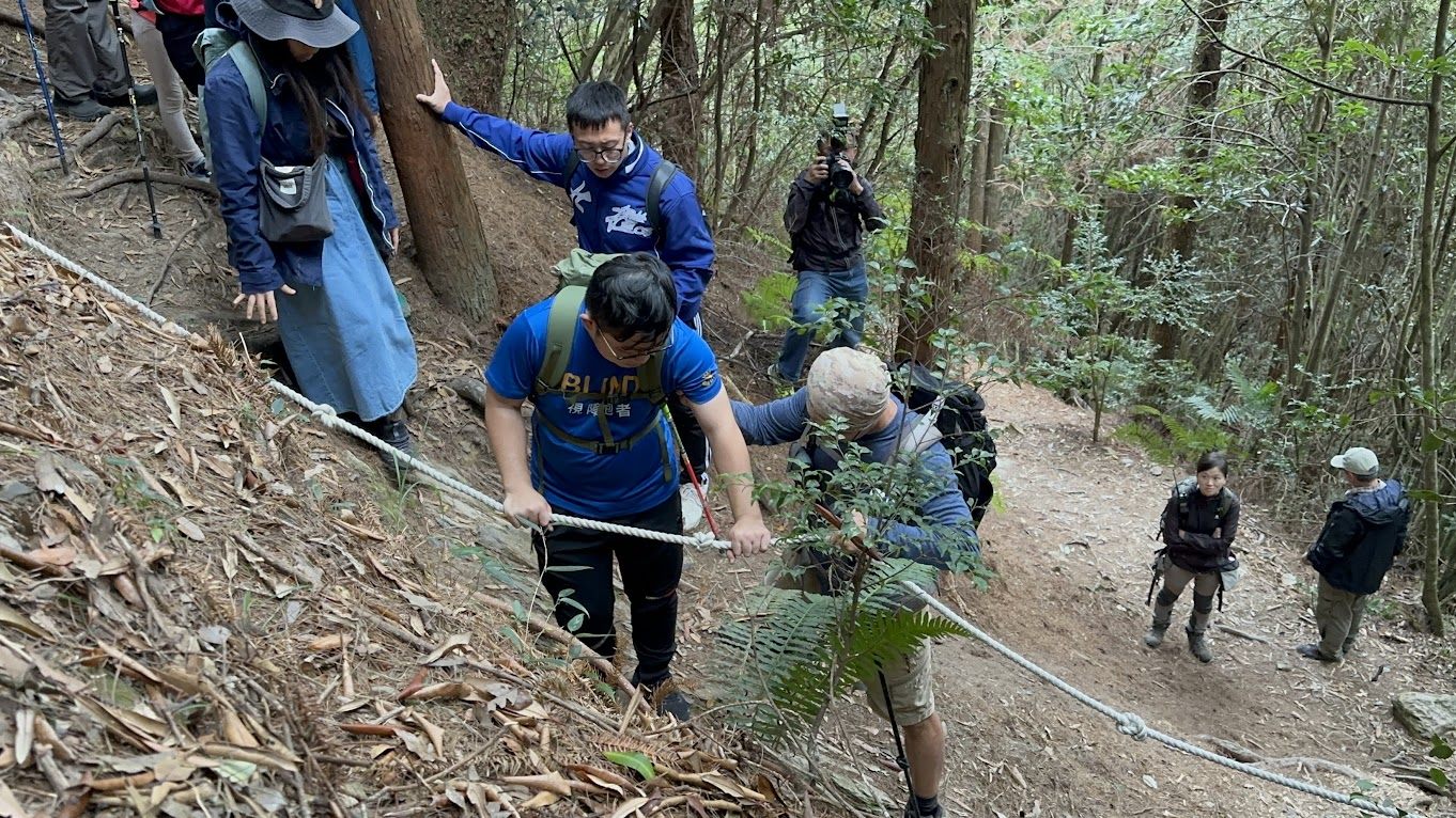 臺北啟明學校師生用勇氣挑戰苗栗榛山  用心感受雲海美景...