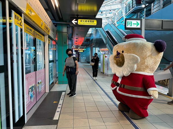 雪粼捷運列車桑塔熊現身 共邀同遊新北歡樂耶誕城...