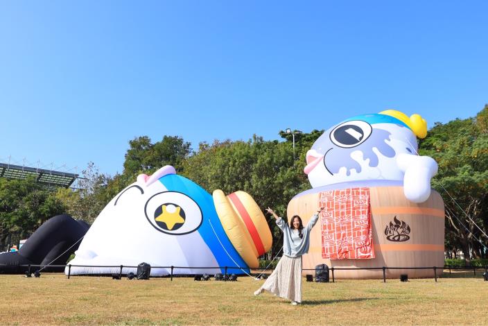 魚頭君的遊樂場開展  大型魚頭君橫躺南瀛綠都心草坪...