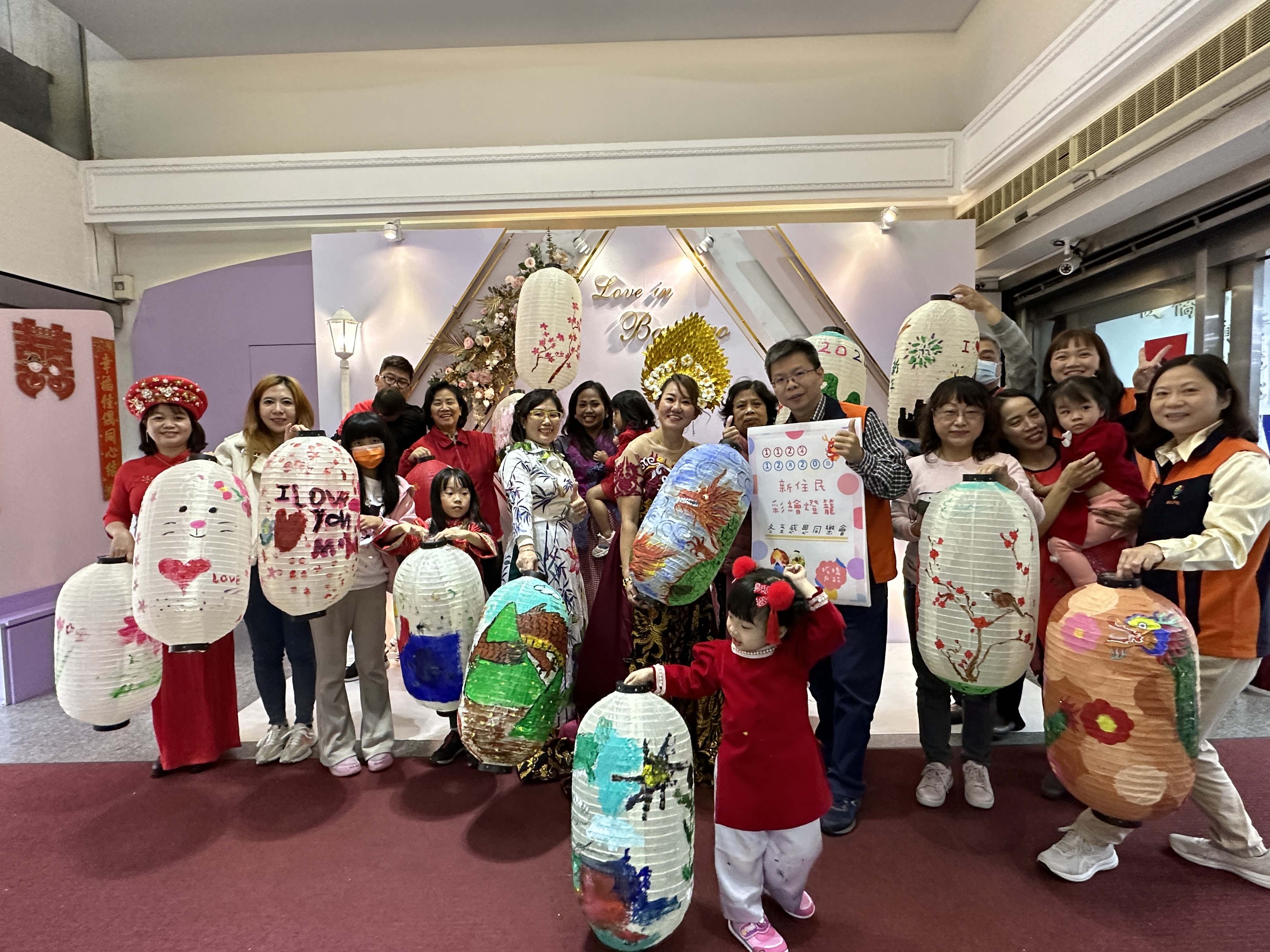 新北燈會大都會公園登場 千顆手繪燈籠牆廊道增添濃濃年味...