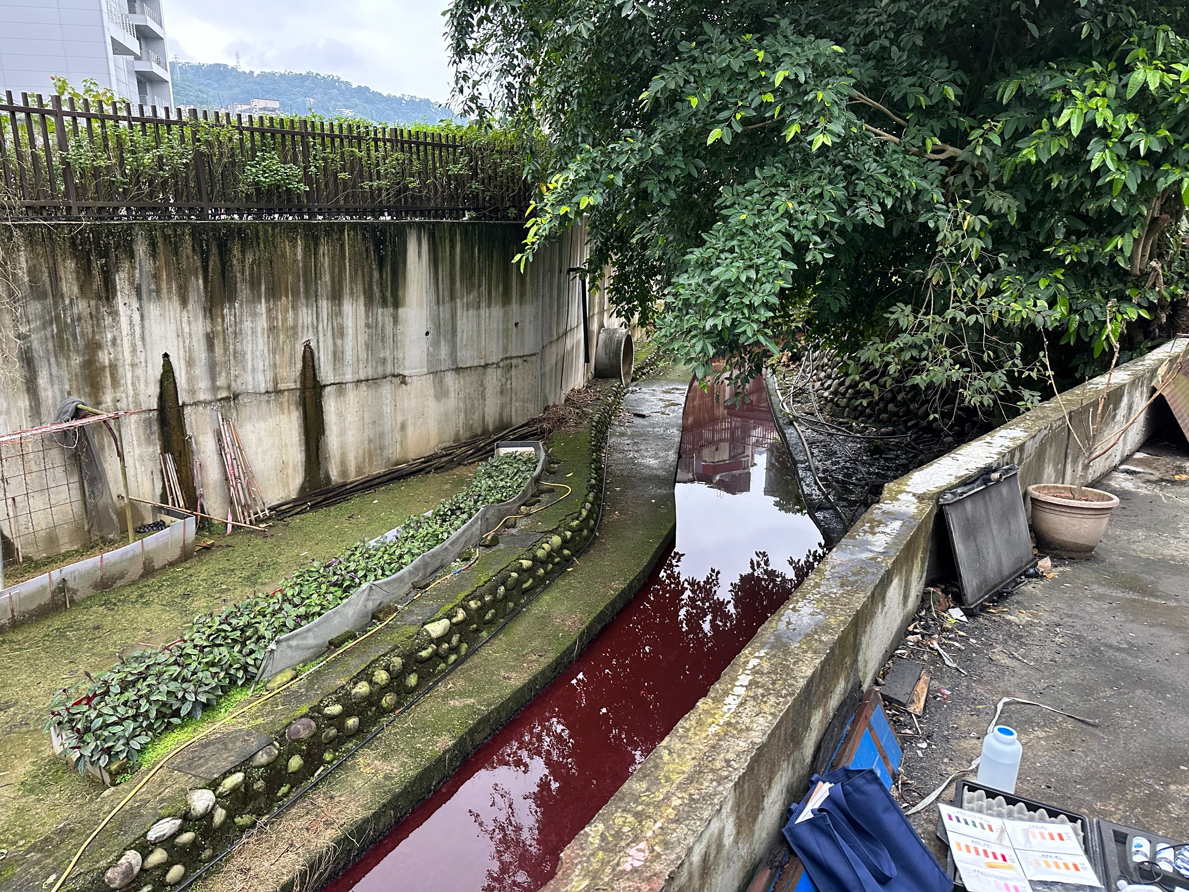 紅色廢水污染河川 稽查員揪新店化工廠違反水污法...