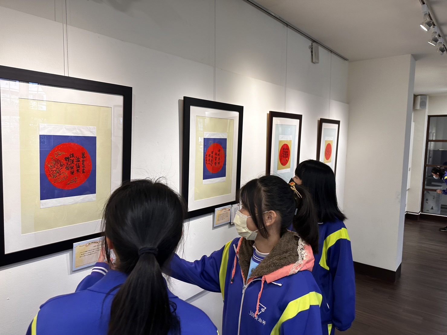 筆下龍騰躍  墨裡見情真  臺日國中小五校學生書法聯展...