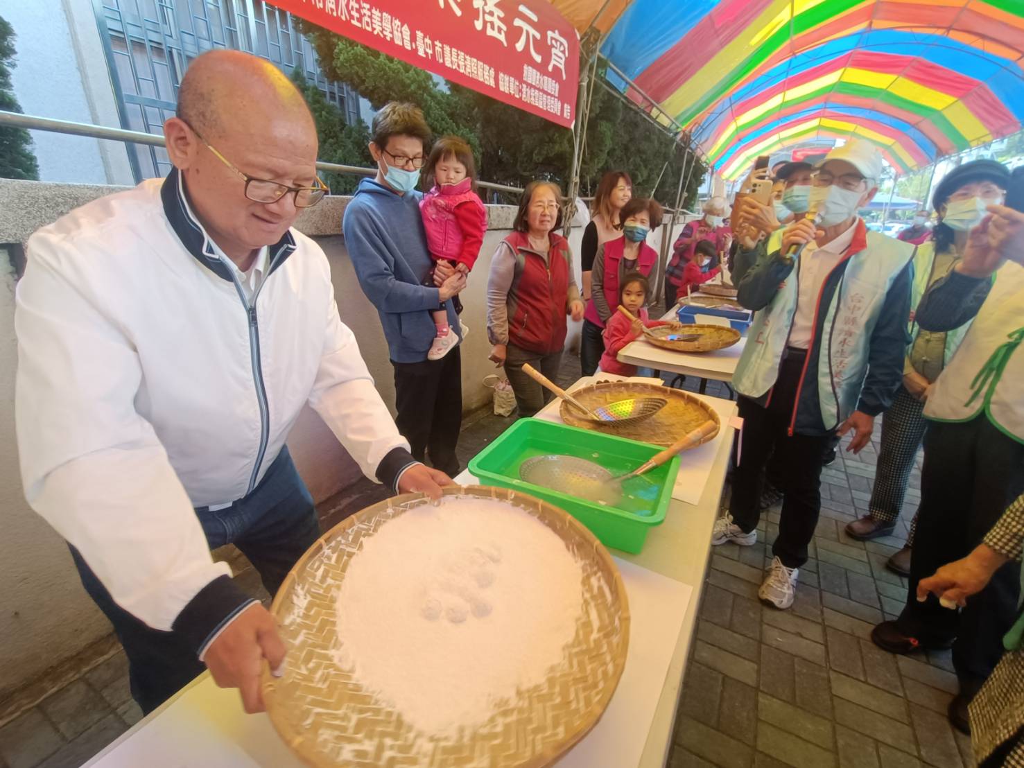 議長「撩下去」搖元宵  親子同樂大呼有趣...