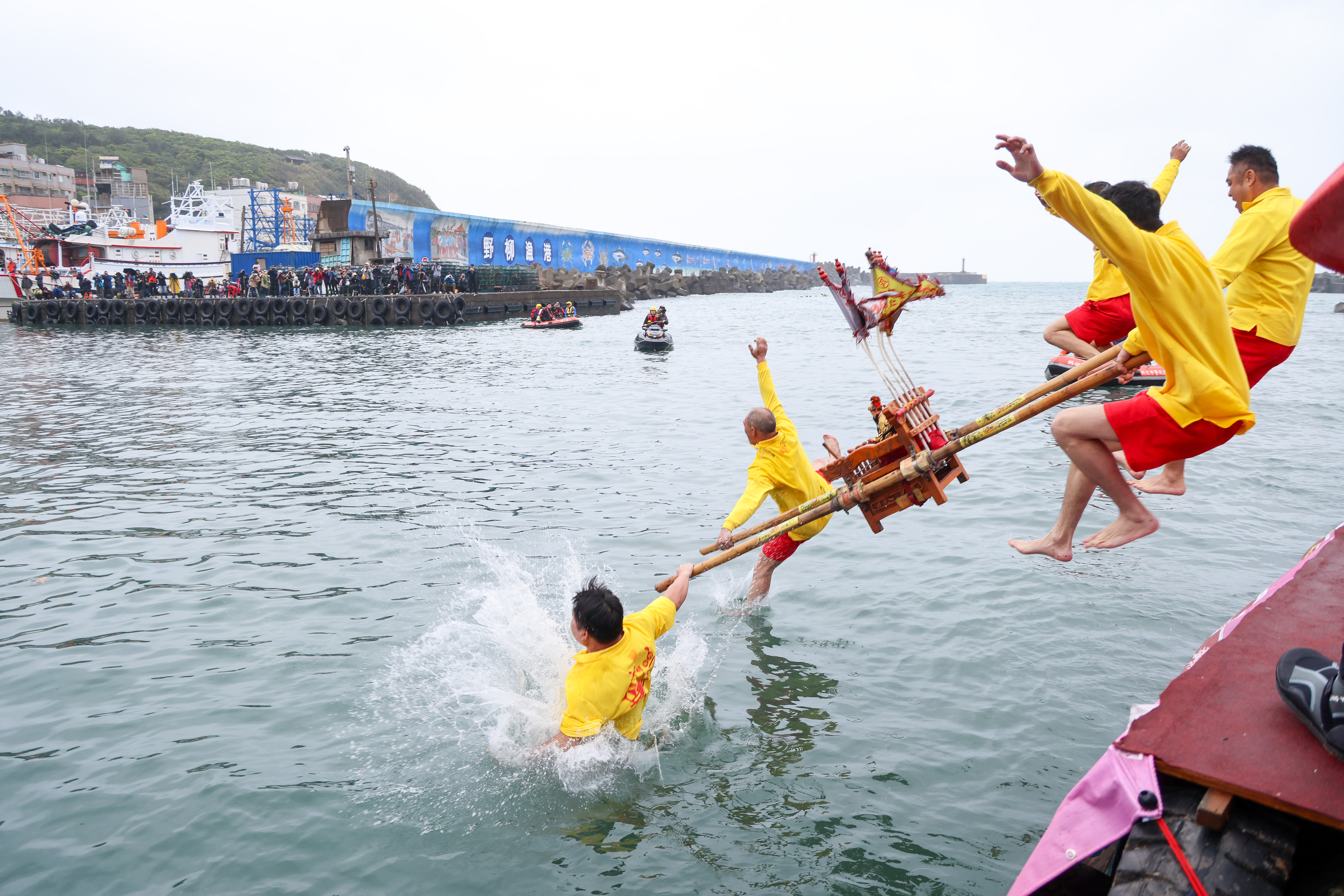 野柳神明淨港文化祭 百人跳水祈平安豐收...