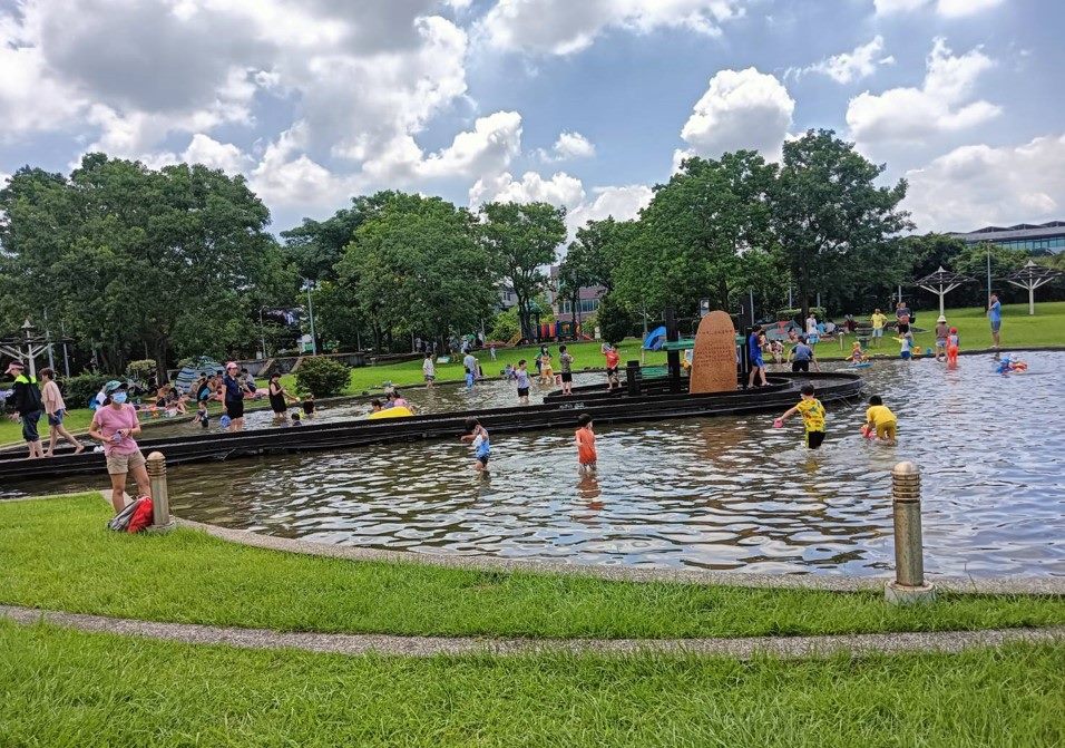 內湖運動公園親水池開Fun 端午連假相招來Cool down...