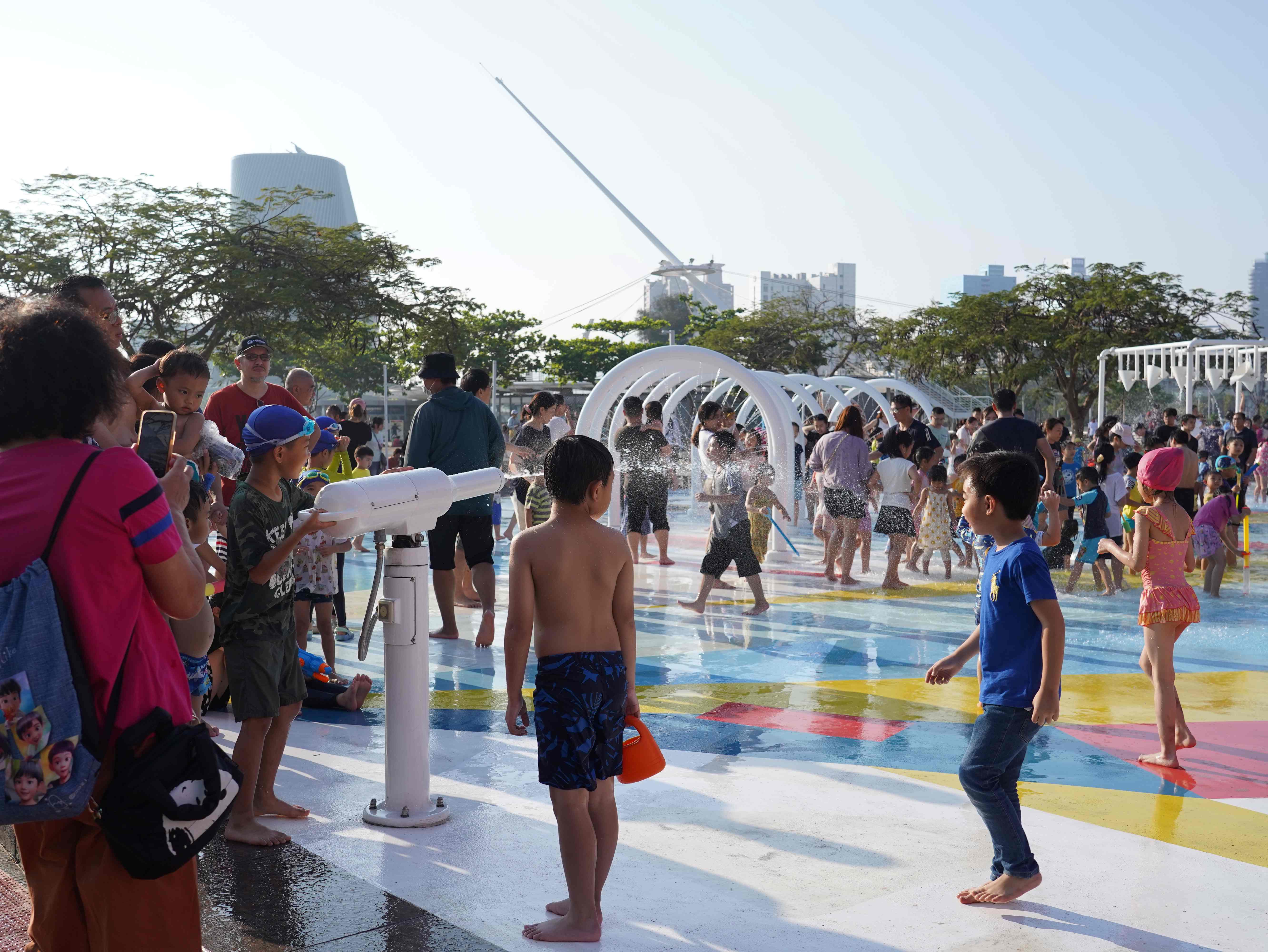 炎夏消暑何處去　高市星光水岸公園戲水區暑期開放囉