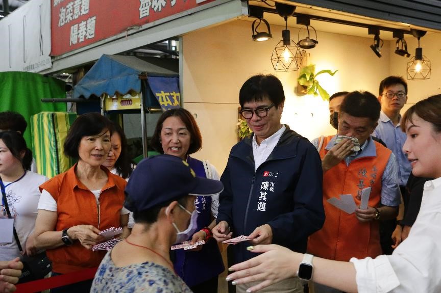 自己有「袋」 無塑買菜  高雄龍華市場示範減塑市場