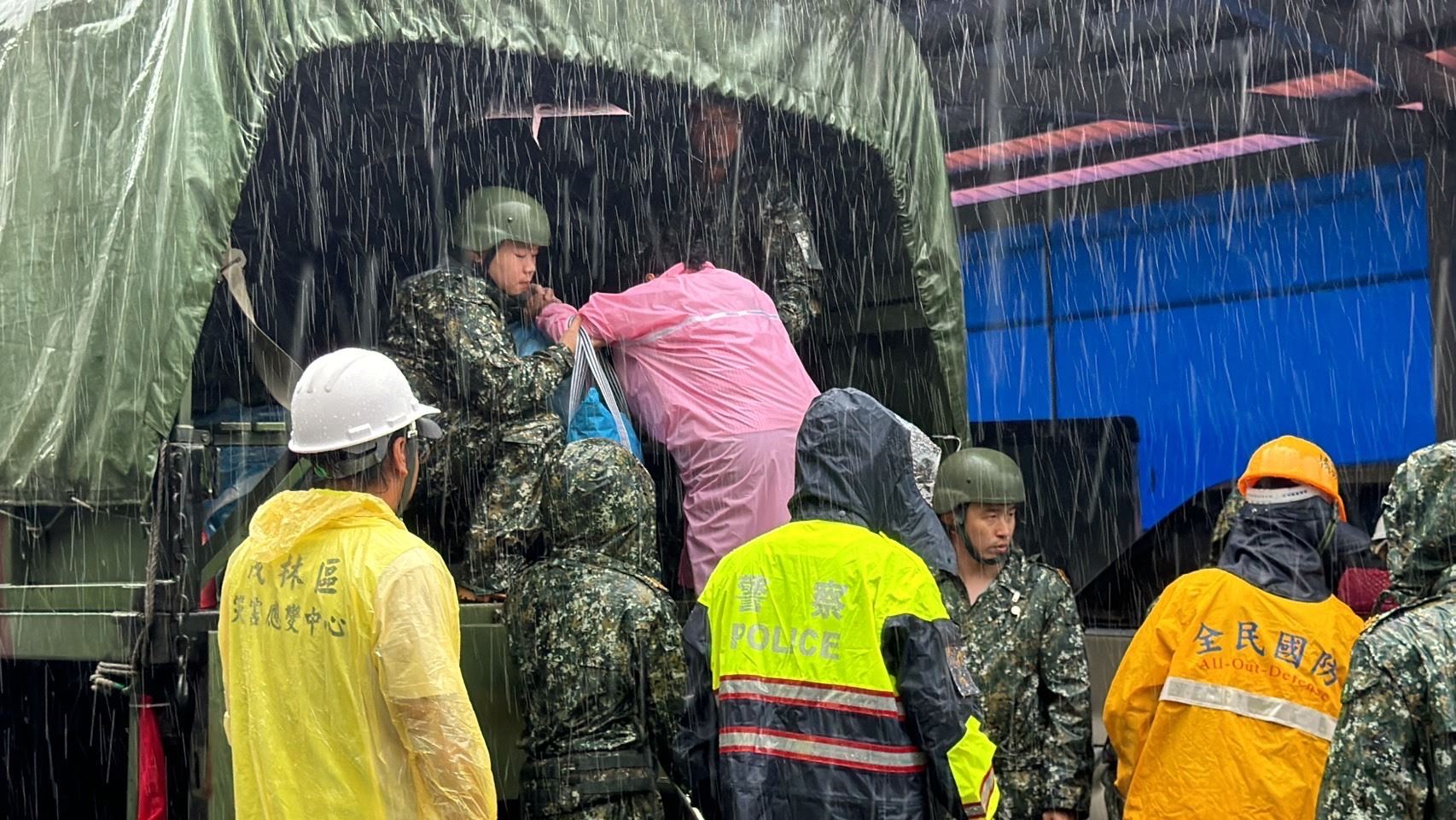 凱米颱風來襲 陳其邁山區關心居民  視察物資整備及預防性...