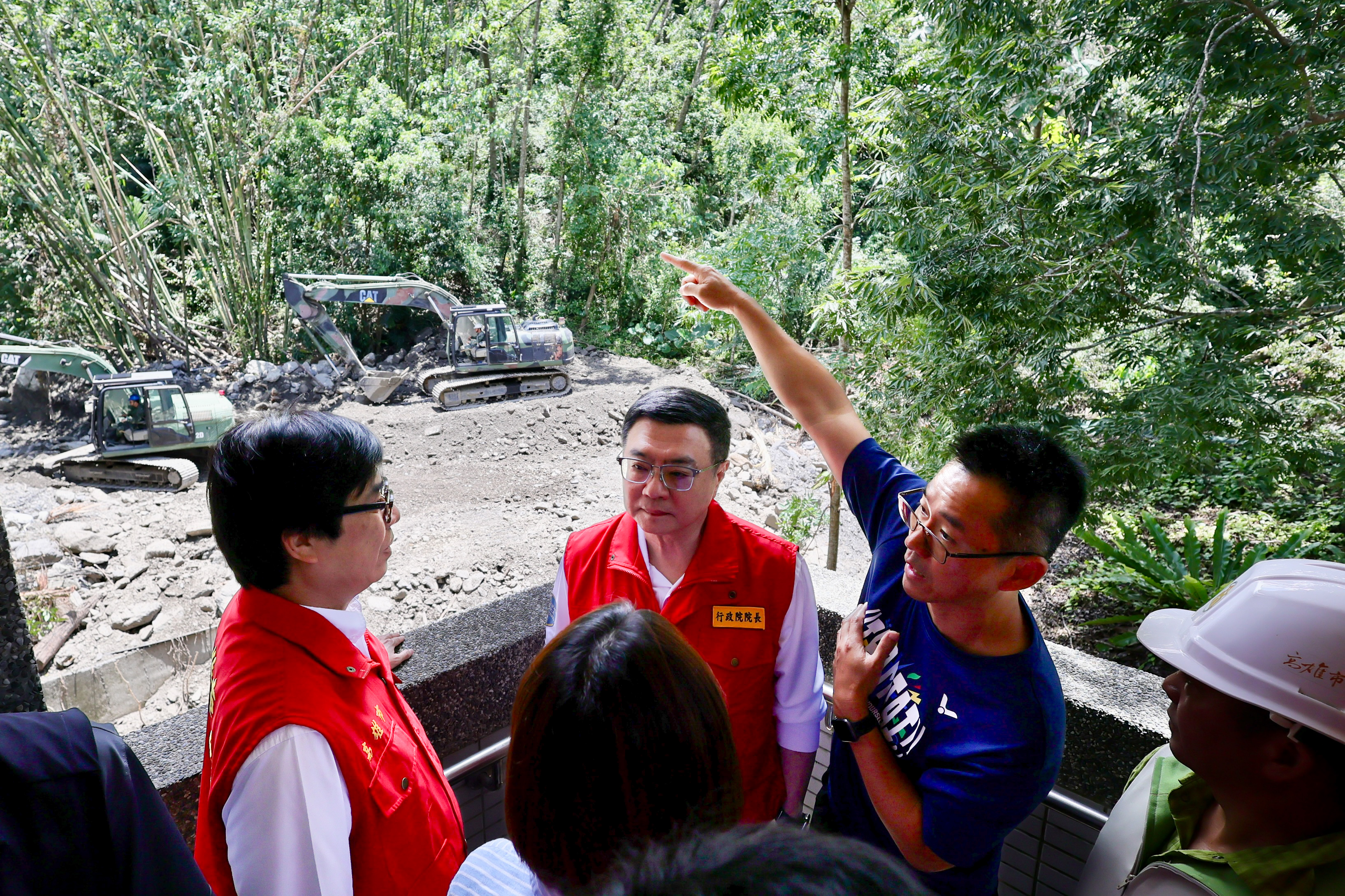 陪同院長視察桃源國中、明霸克露橋 陳其邁感謝中央支持 攜手推動災後重建工作