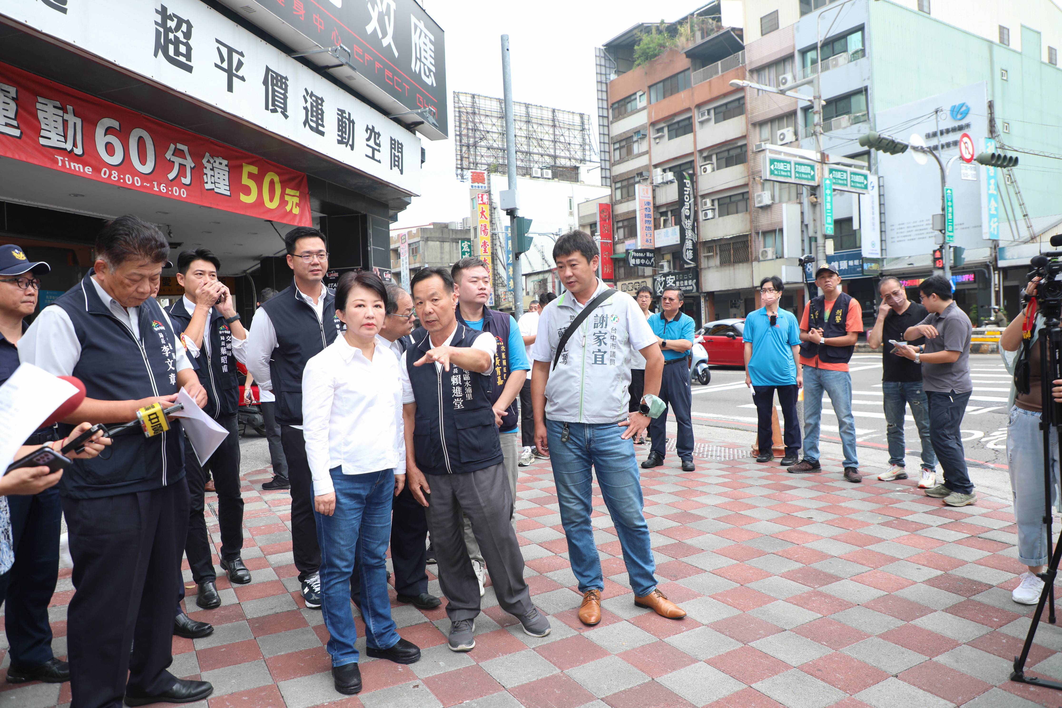 鐵腕護行人     中市府啟動「無限期公車大執法」