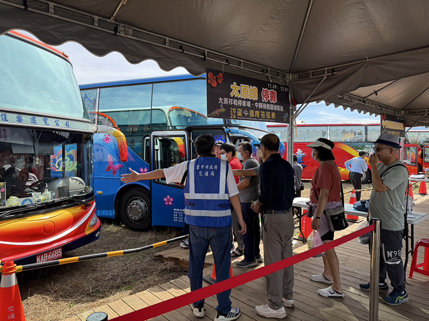 台中花海接駁車湧人潮  光首週開出近千班次