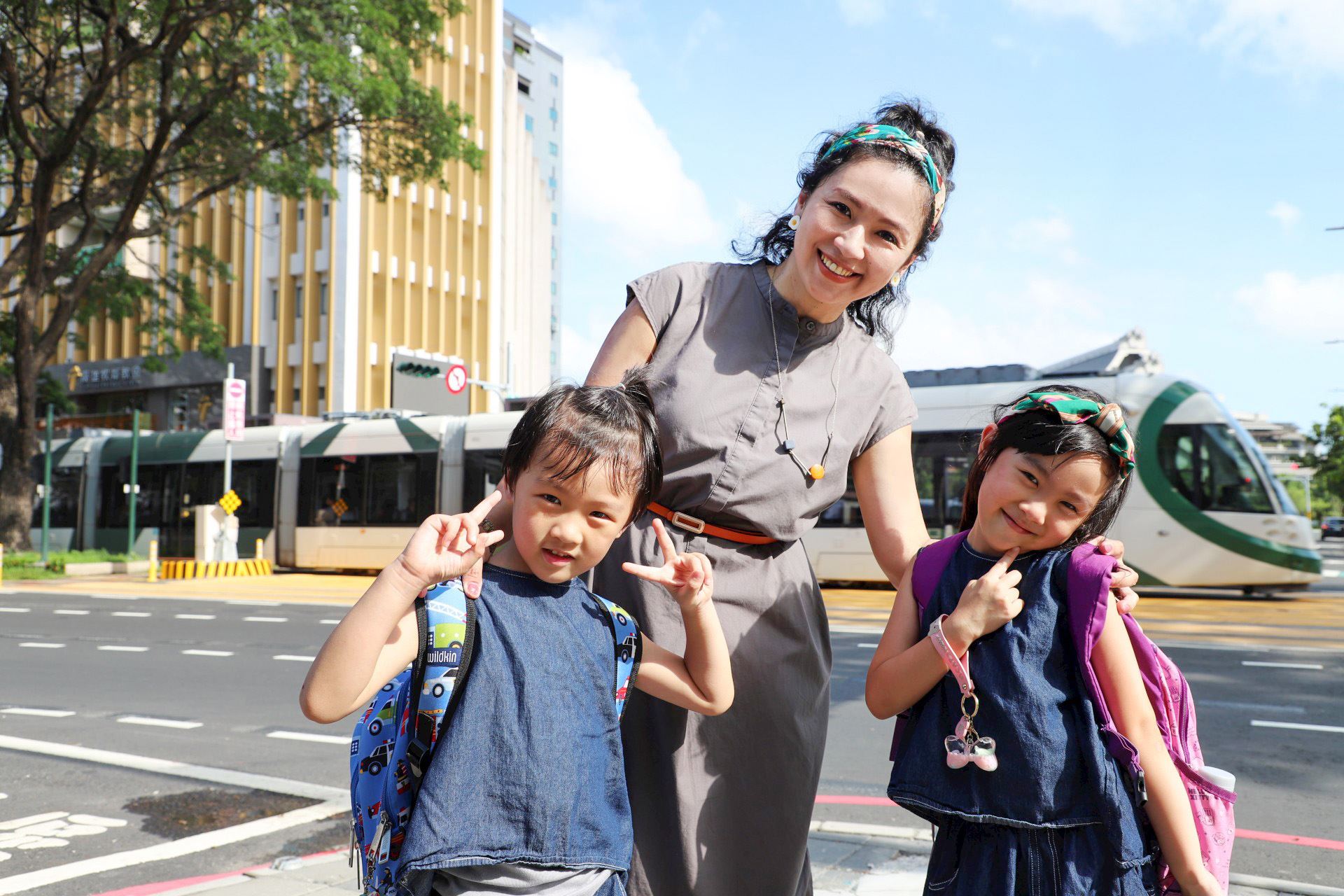 守護學童與行人通行安全  高市府邀親子網紅宣導校園周邊路口停讓