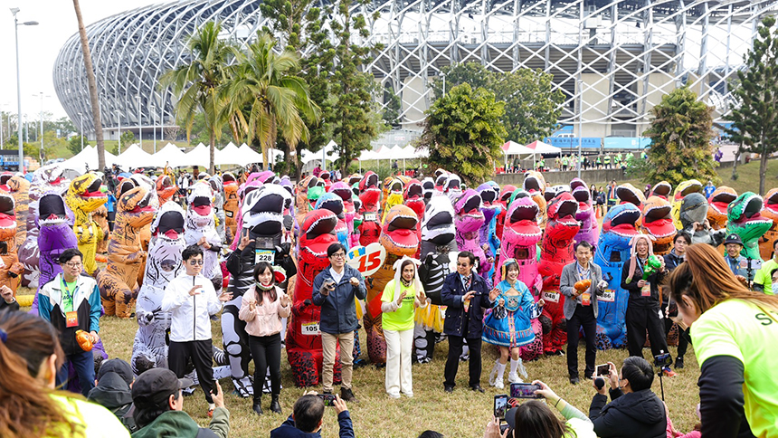 2025高雄富邦馬拉松首日  200多隻恐龍競速狂奔