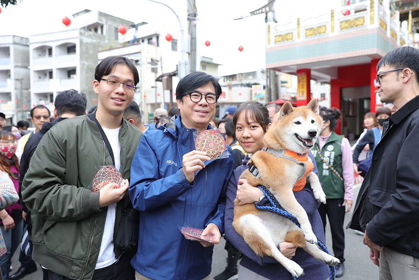 陳其邁連訪五廟親送蛇年小紅包  發放首日人氣爆棚