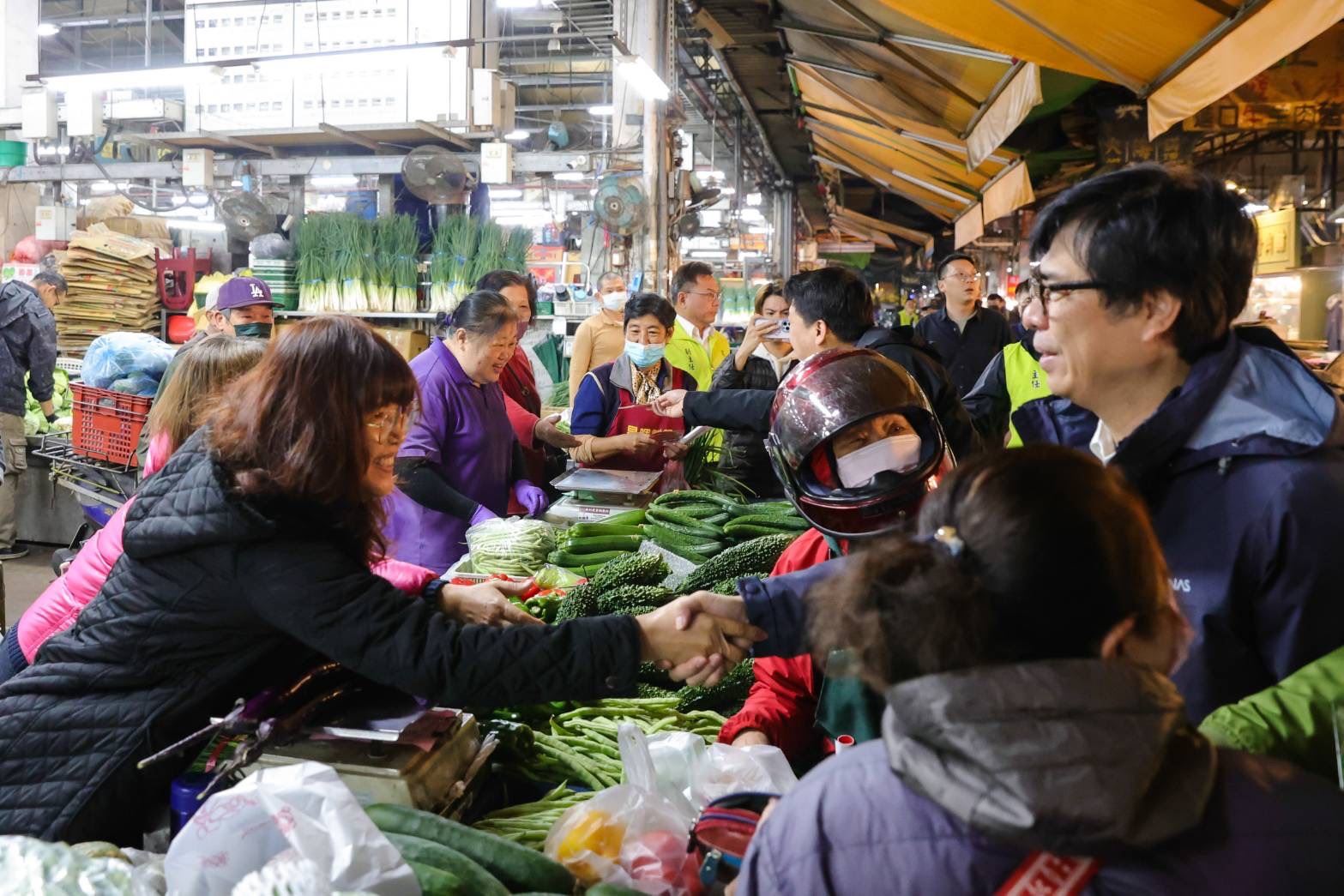 關心年前農產品供應情形 陳其邁早起巡訪鳳山、高雄果菜市...