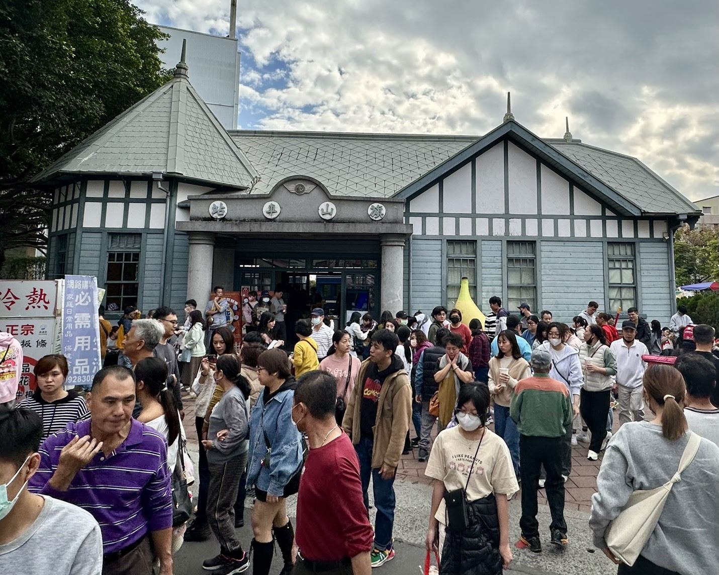 高雄冬日遊樂園人氣滿檔80家人氣店家推出「巨大化美食」搶客