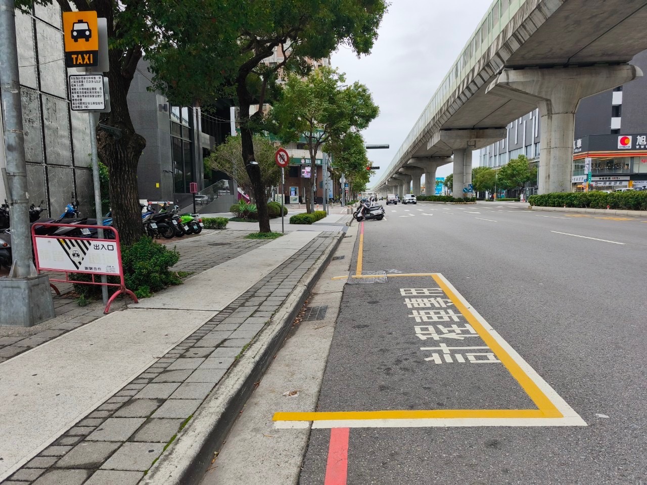 黃色內框遏止違規占用  計程車招呼站新增標示...