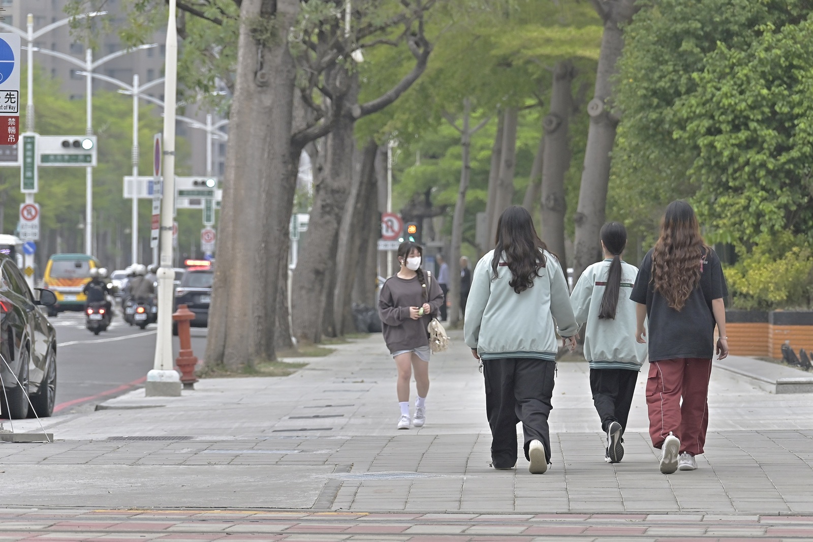 中華藝校通學步道改善完成 提升輕軌及美術館周邊散策品質...
