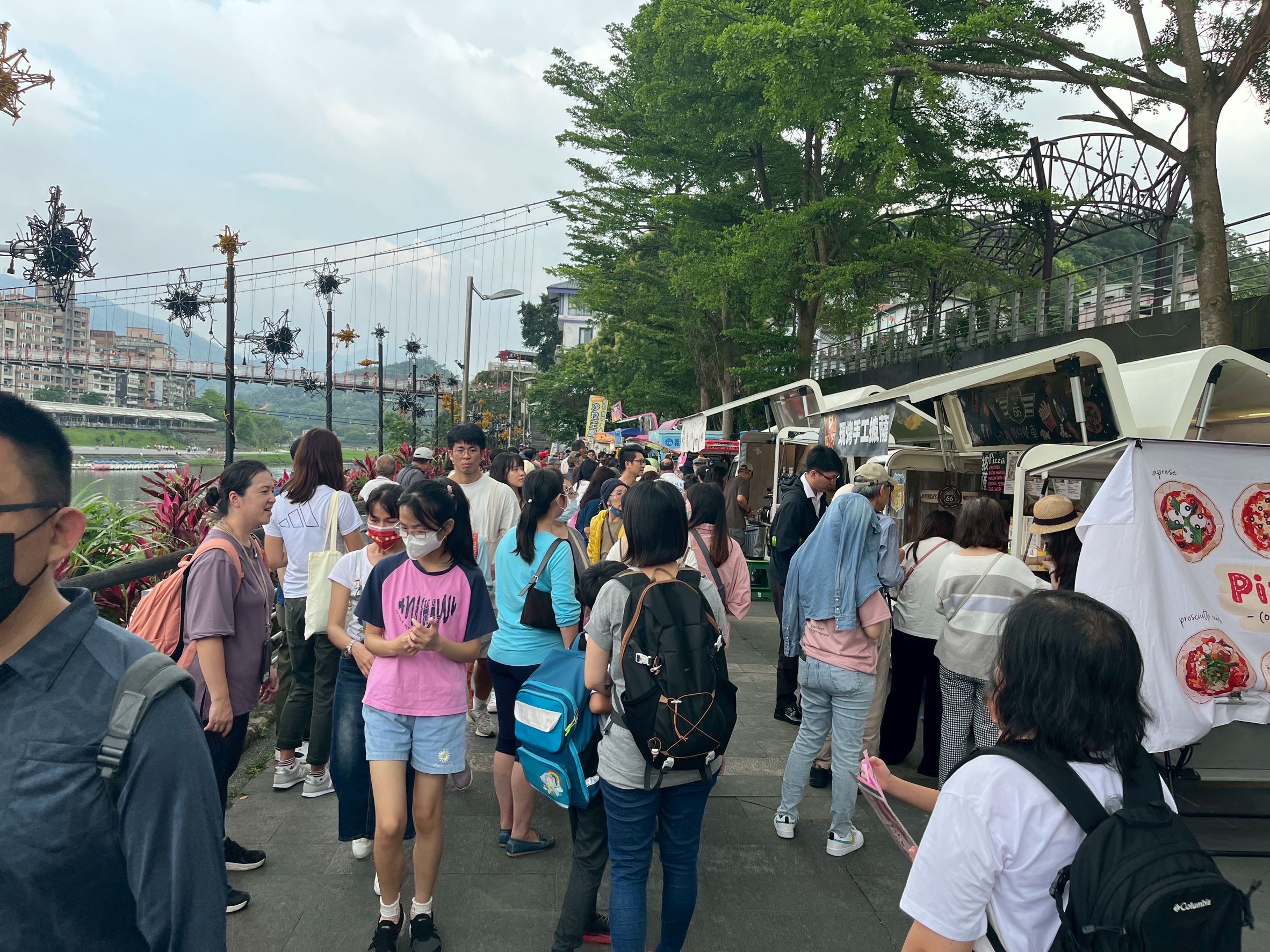 碧潭假日新亮點   行動餐車市集進駐東西岸   提供多元美食體驗