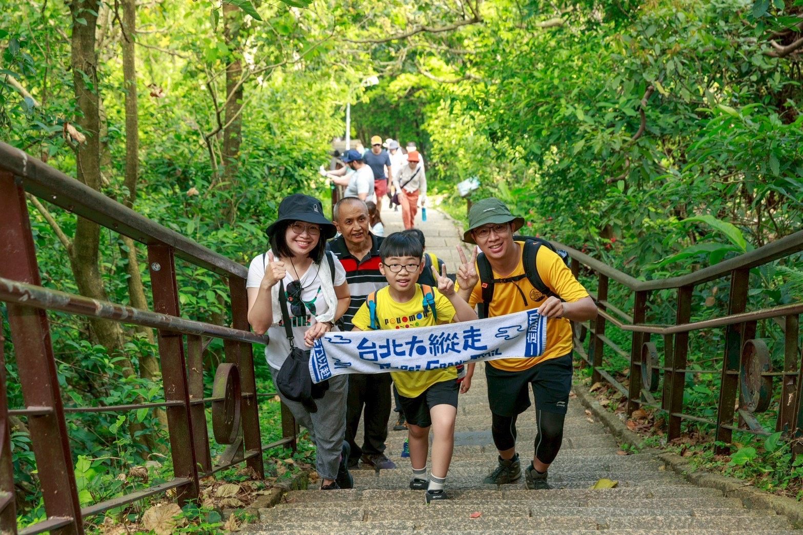 「遠足鈴聲響起，2025親子遠足出發！」...
