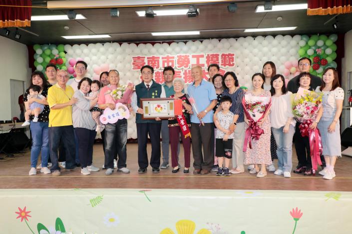 台南市政府表揚20位模範勞工母親...
