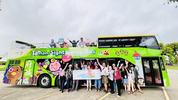 台南雙層巴士盲盒旅遊走進溪北 香草、花卉與歷史走讀共譜...