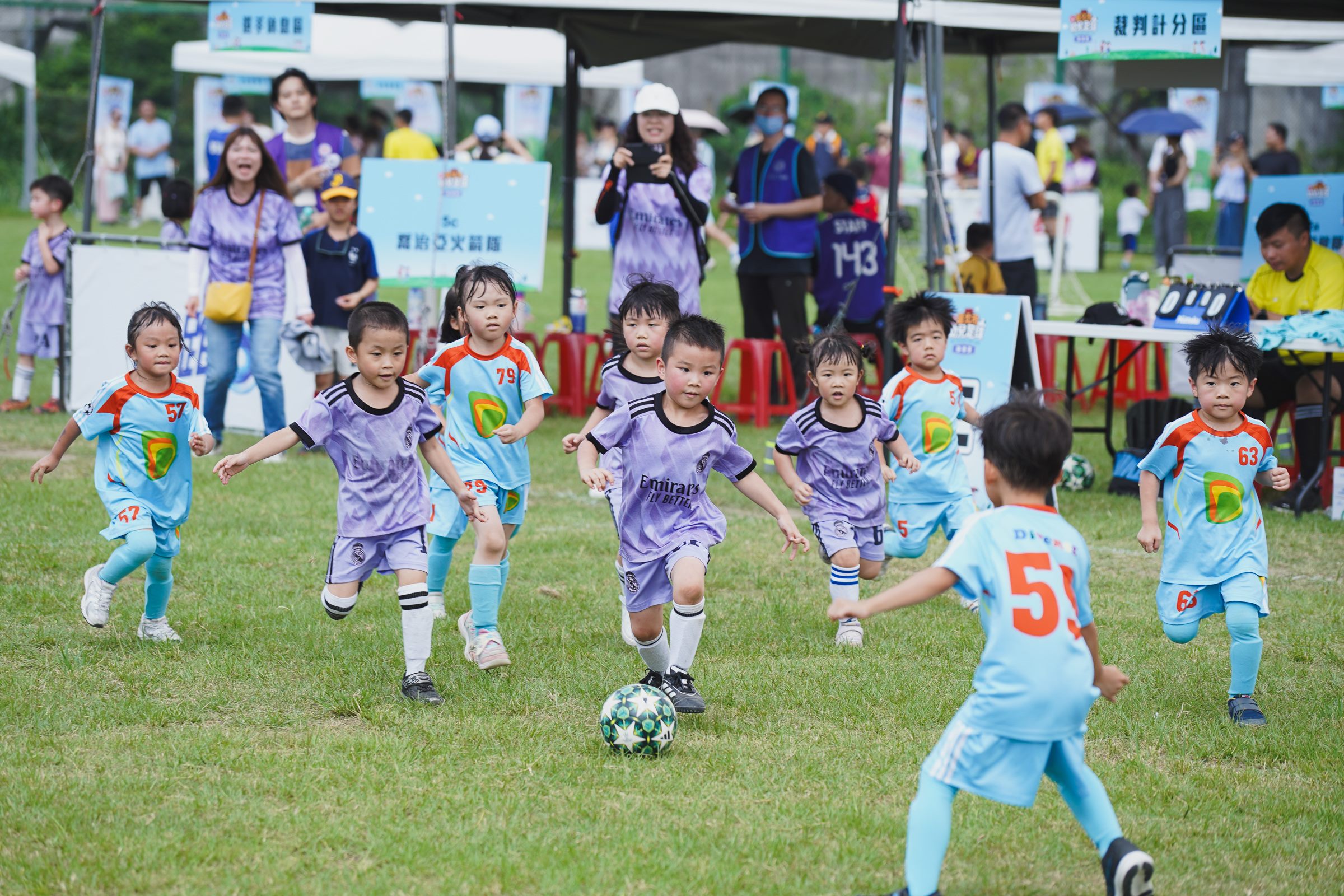 「臺北市幼兒足球錦標賽」歡樂開踢    2000名小小球員奔馳...