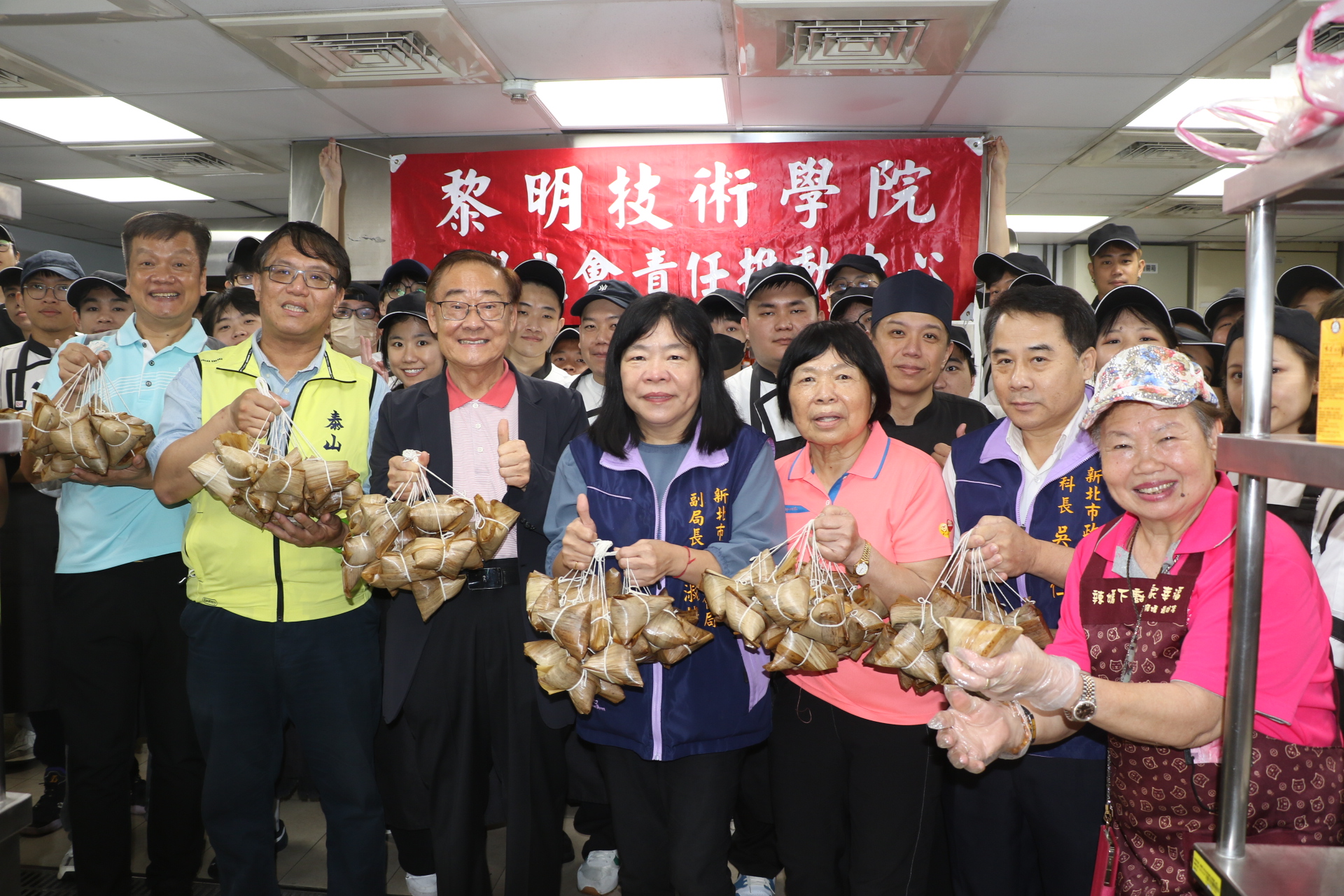 粽葉飄香賀端午 眾能協會和黎明師生合包肉粽送弱勢