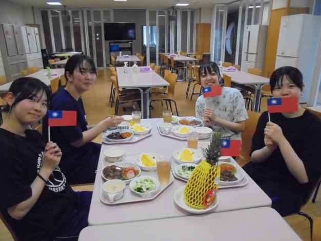 台南鳳梨前進北海道　美唄市當地高中生狂給讚...