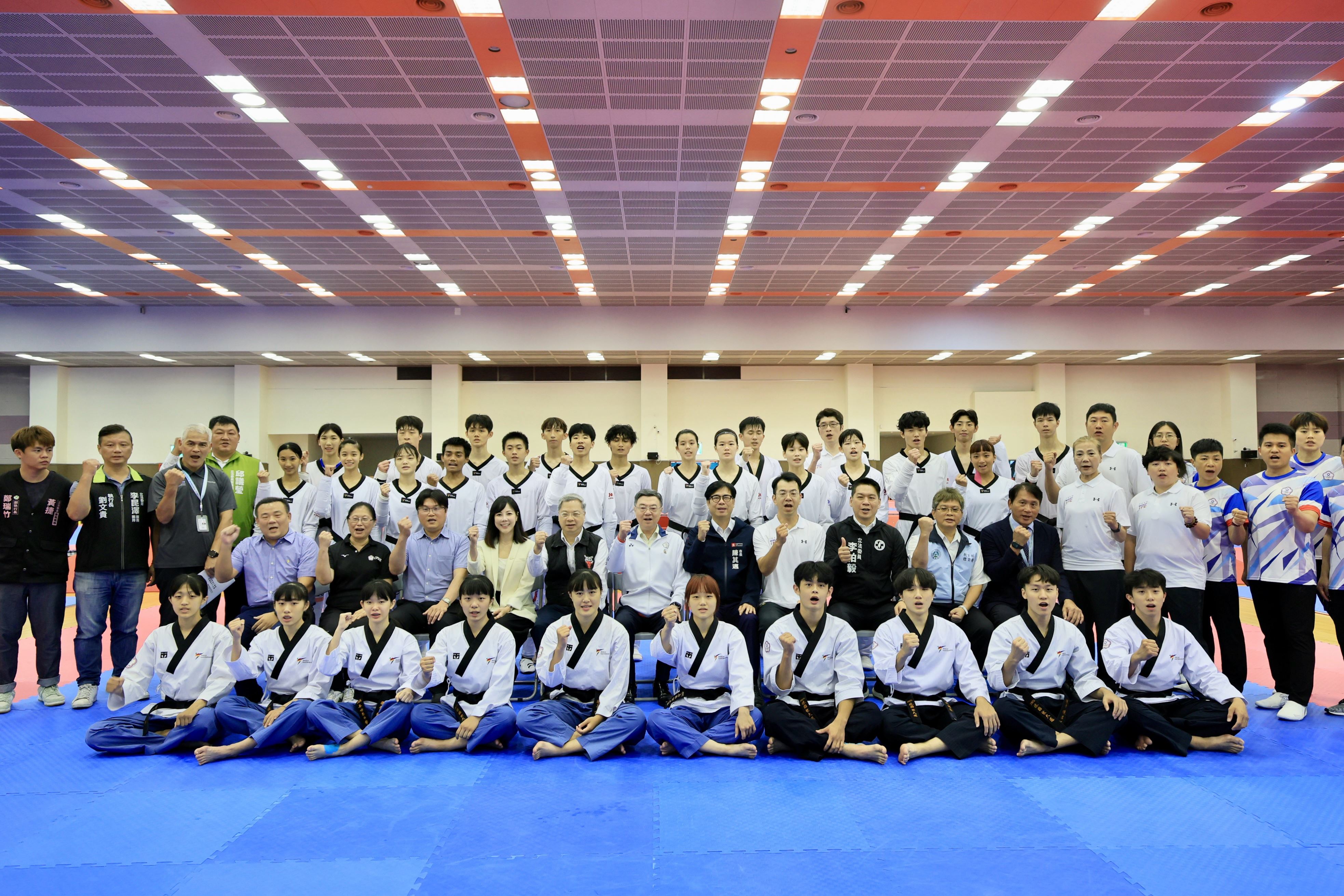 陳其邁市長陪同卓揆訪視國訓中心 勉勵世大運代表隊帶著國...