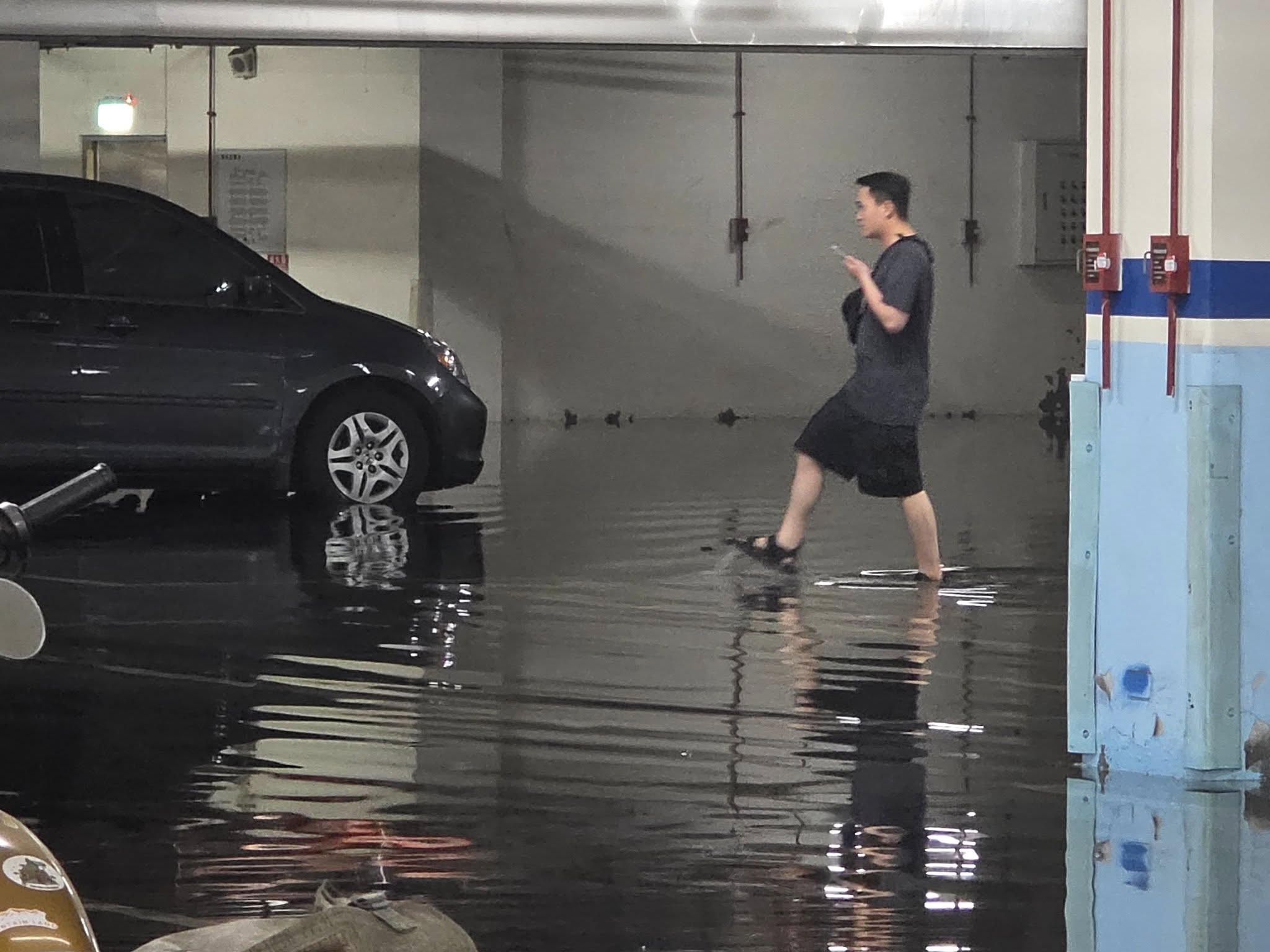中市大里運動公園地下停車場淹大水  議員：沒下雨也抽不...