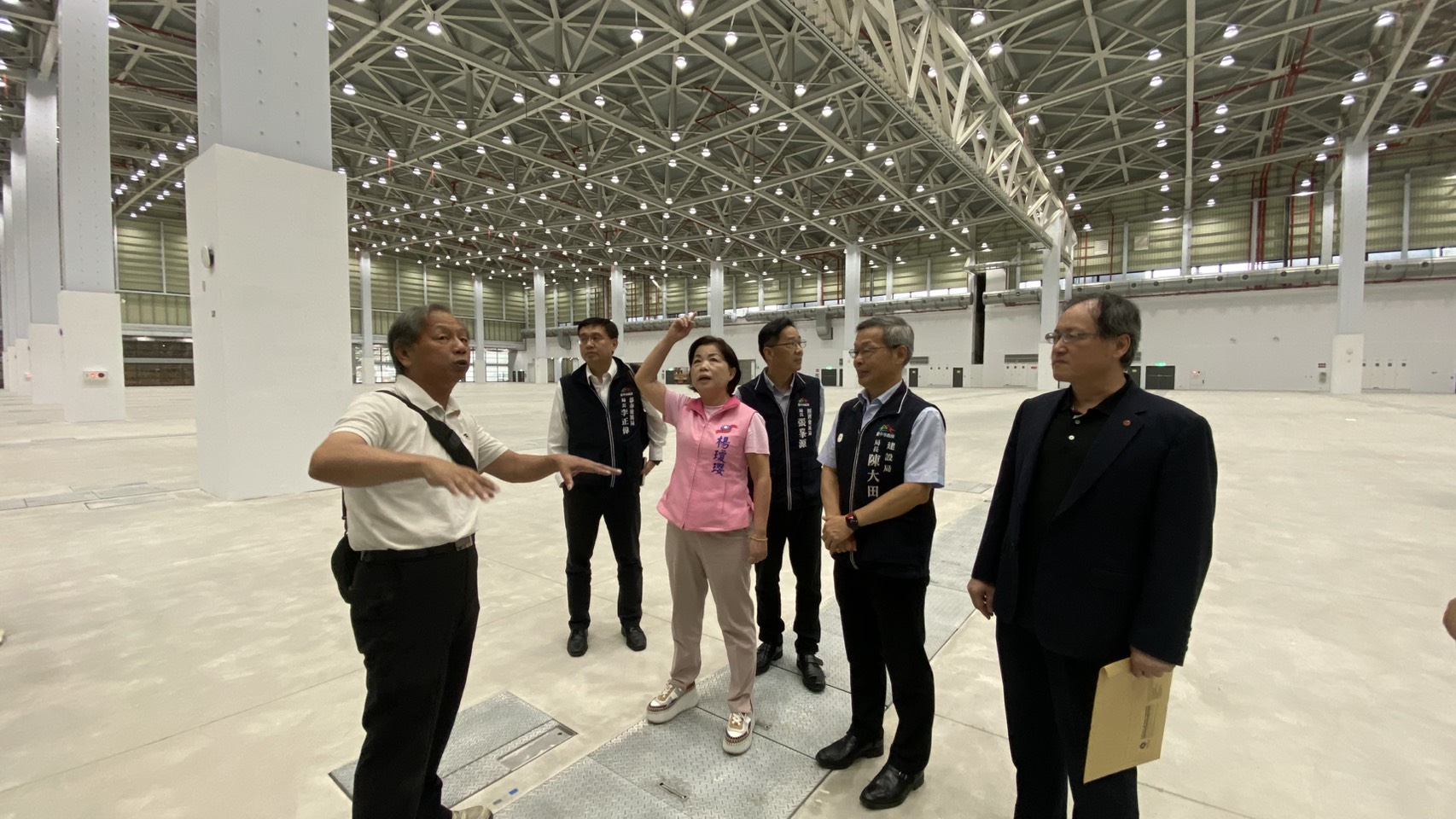 楊瓊瓔開箱臺中國際會展中心   力拚11月下旬試營運、年底...