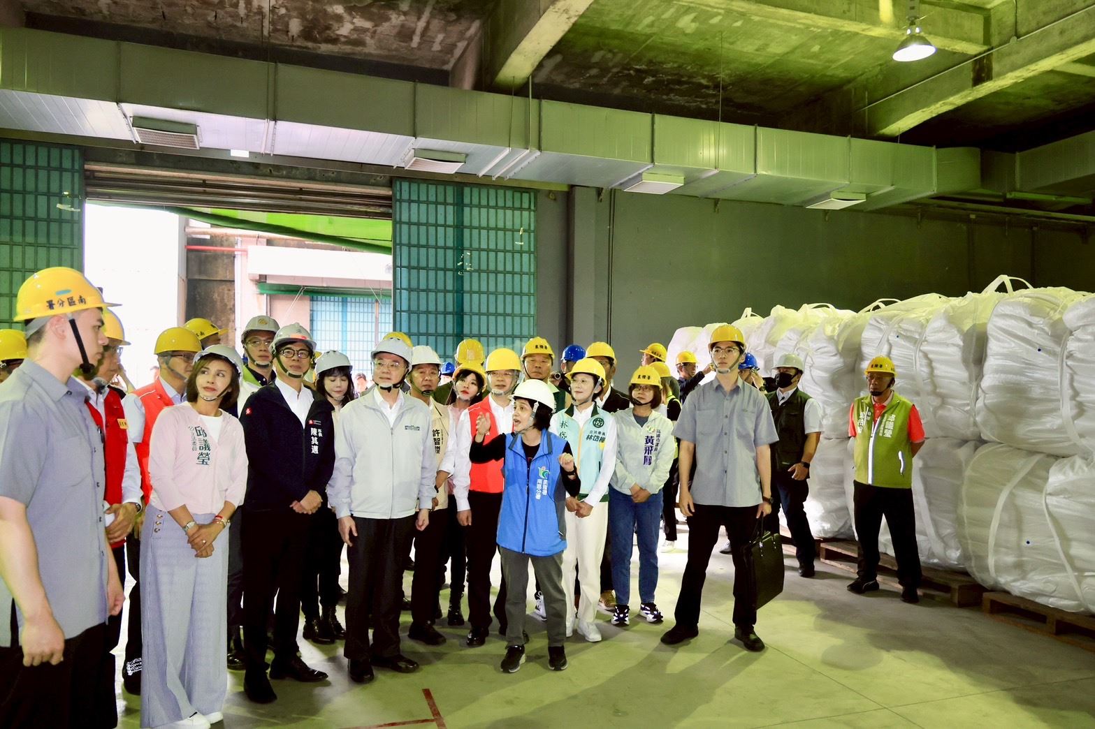 行政院長卓榮泰視察仁武糧倉  肯定高雄馳援外縣市救災