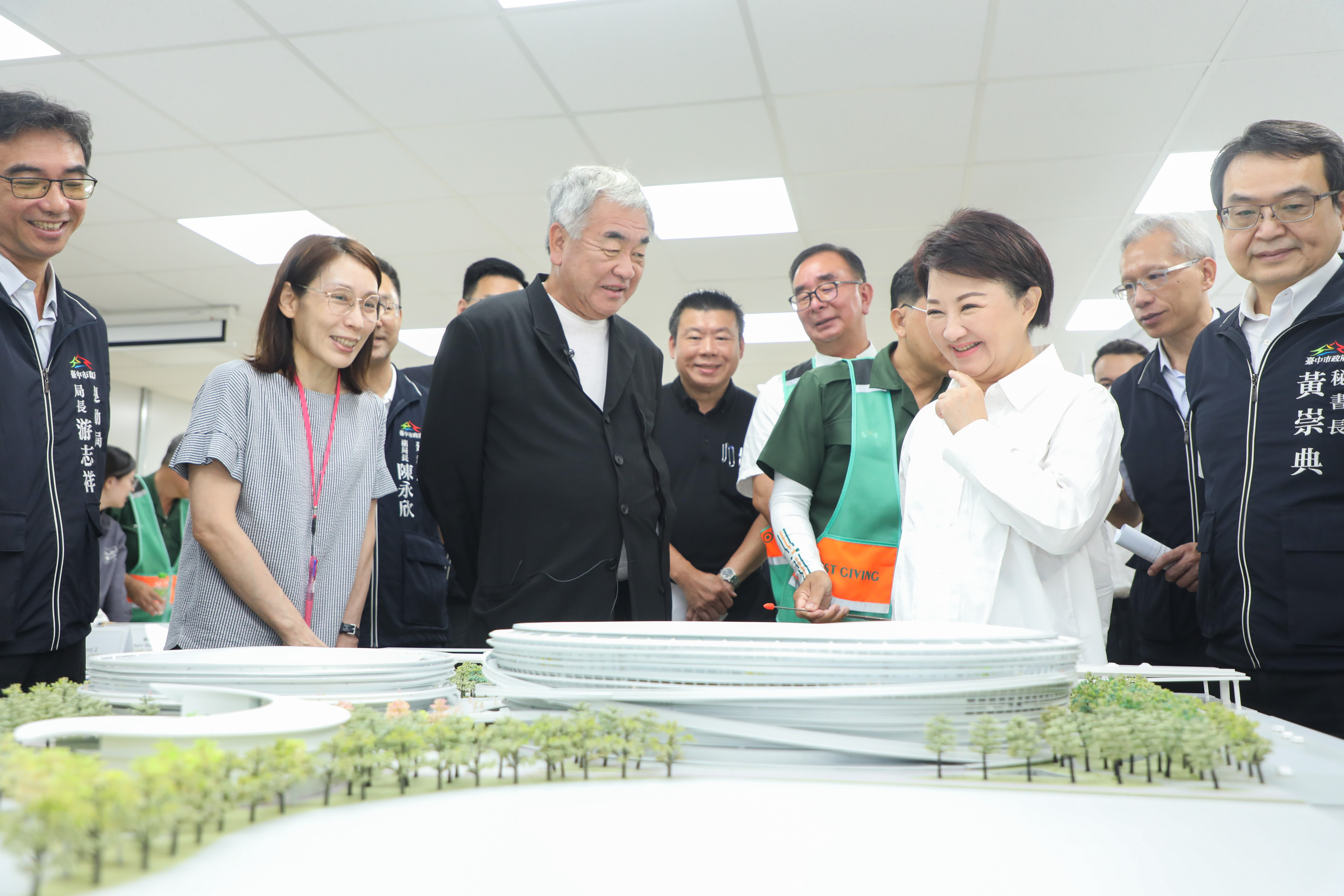 台中巨蛋邁入主體工程階段　市長偕隈研吾勉勵施工團隊...